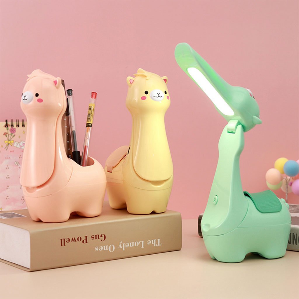 FY8806YT-cnc-1.jpg Lampe Veilleuse Lama Mignonne LED avec Porte-stylo – مصباح على شكل لاما لمكتب الأطفال - الصورة 1